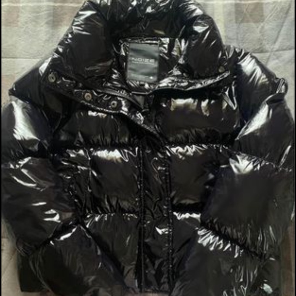 Size small. Puffy jacket.